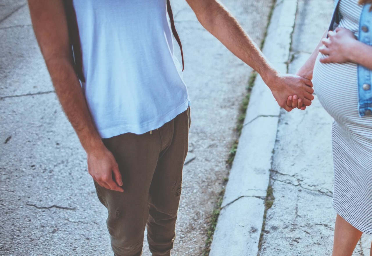 una donna incinta con un uomo