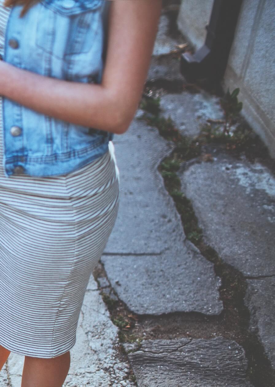 la ragazza è in piedi